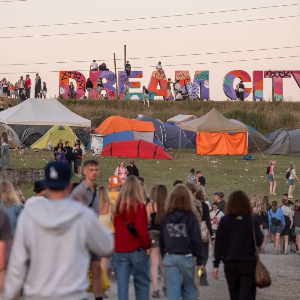 På Roskilde Festival læser man også bøger - eller også tænker man på, hvilke man skal læse, når man er tilbage fra urinstøv og søvnunderskud og endelig kan fordybe sig igen. Foto: Kim Matthäi Leland