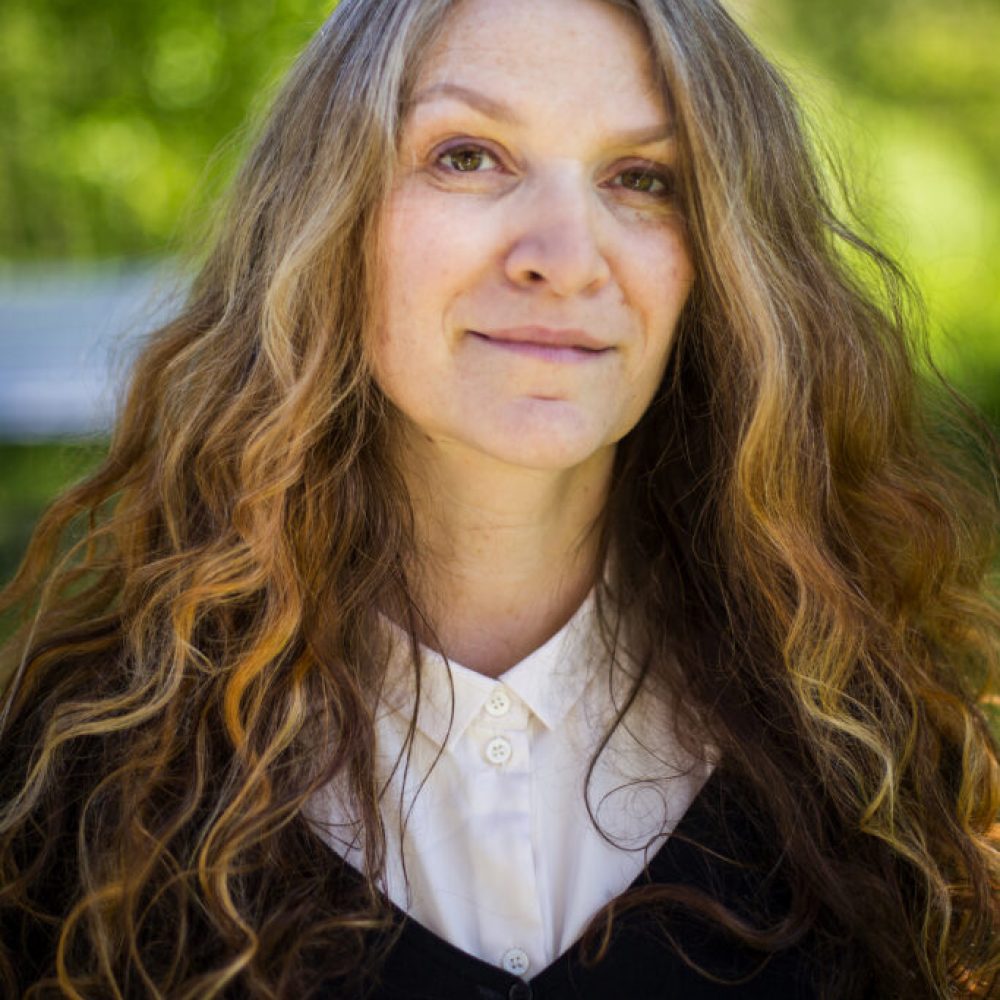 Merethe Lindstrøms Stensamlere er fyldt med fortielse og latens. Men hvad, det latente er, er svært at sige.