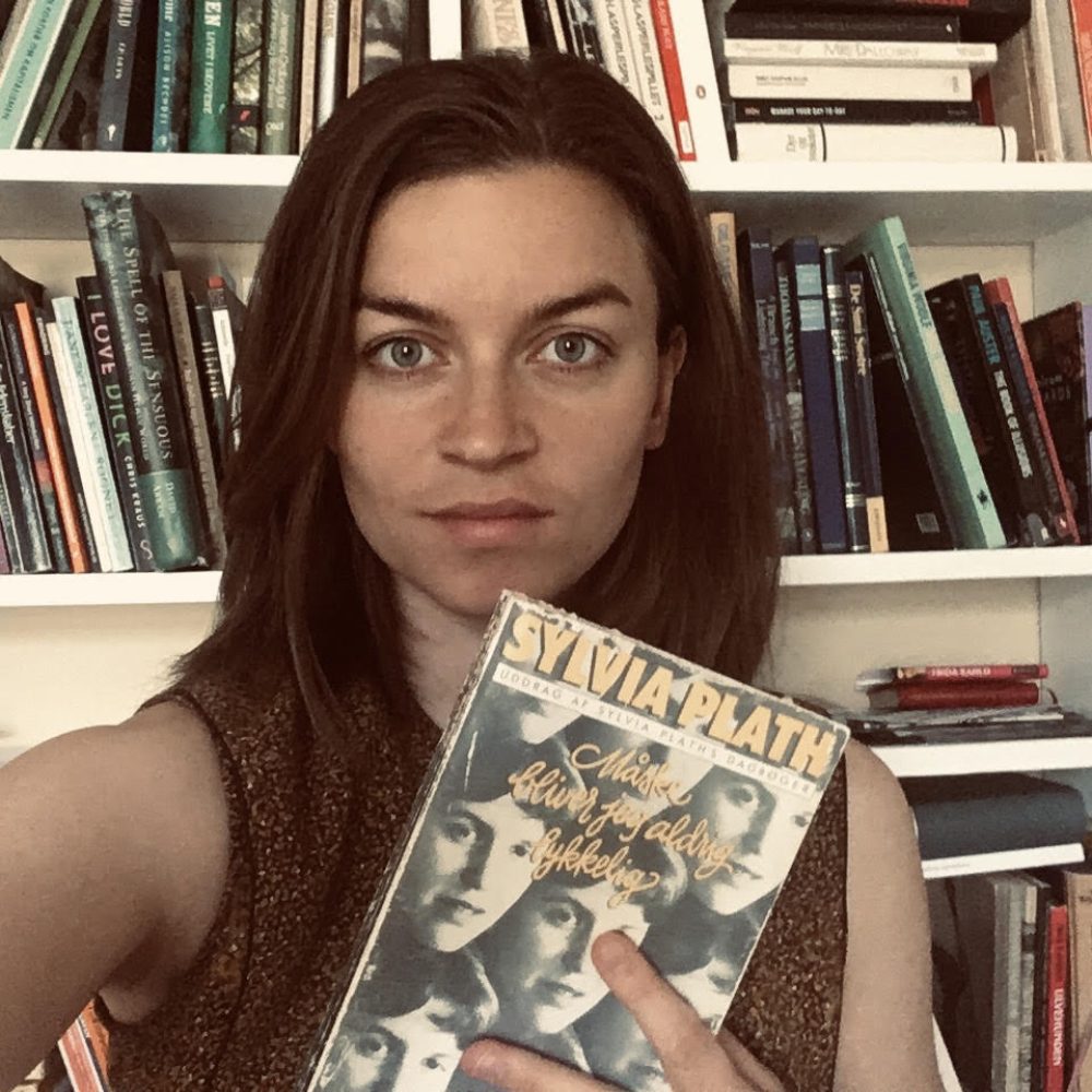 Sylvia Plath er ligefrem, bister og dejligt humoristisk. Og uomtvisteligt romantiker. Jeg læser Sylvia Plaths dagbøger som jeg læser magasiner. Jeg bladrer, slår tilfældigt ned. Det er godt det hele. Her er for eksempel et notat om en fest, den fest hvor Sylvia Plath møder Ted Hughes, som senere bliver hendes partner, og det er virkelig en god festbeskrivelse, måske den bedste jeg kender: “Det er morgen, grå morgen, meget ædru med kolde hvide puritanske øjne; der betragter mig. I aftes blev jeg fuld, helt vidunderligt fuld...